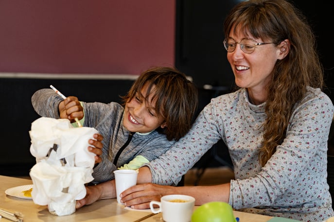 Dreng og mor fisker efter termitter på en af Videnskabsklubbens familieklubber. Foto: Lars Svankjær